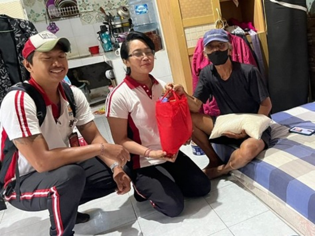 Penyerahan Bantuan Sosial Oleh Dinas Sosial Kabupaten Badung Bersama Desa Dalung Kepada Penyandang Disabilitas di Banjar Pengilian